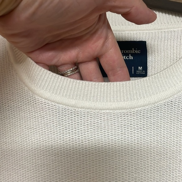 Abercrombie & Fitch size M White Long Sleeve Crewneck Soft and Stretchy Sweater - Picture 3 of 8